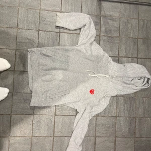 comme du garçons hoodie  - En comme du garçons hoodie grå i bra skick.  Knappt använd 