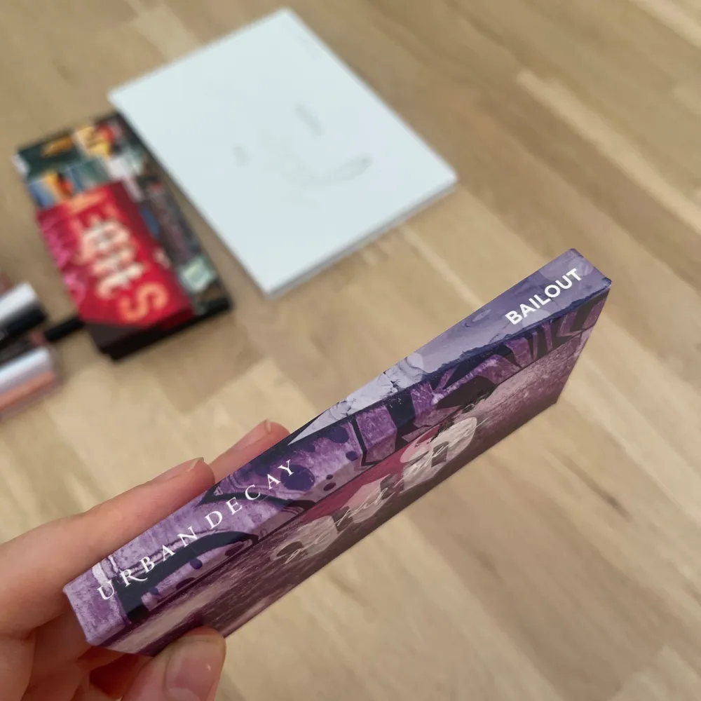 Superfin ögonskuggspalett från Urban Decay, 'On The Run' i färgkombinationen 'Bailout'. Paletten innehåller åtta olika nyanser, från neutrala bruna till djärva lila toner. Perfekt för både vardags- och festsminkningar! . Skönhet.