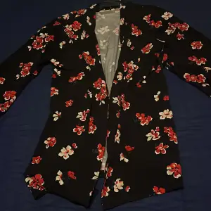 Kimono stil blommor tryck, blus passar till svarta tights, 