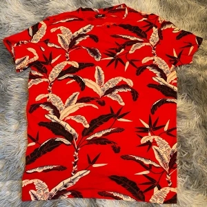 HM T-Shirt - Vi har en äldre modell på en T-Shirt från H&M. Den är riktigt unik och sjukt snygg. Stl:M, Skick: 10/10. Fraktas inom 48h📦✅