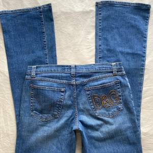 Lågmidajde bootcut jeans från dolce & gabbana storlek w31 passar en L bra skick.  Midjemått: 39 cm  Innerbenslängd: 83cm  Ytterbenslängd: 104cm  Y2k vintage fairy Coquette 