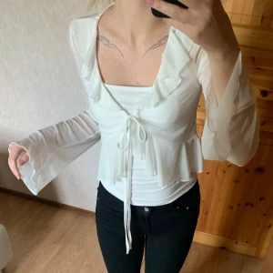 Vit blus med snörning - Passar XS & S. Det vita linnet och en liknande blus säljer jag också, kolla mina andra annonser! Köparen står för frakt 45kr. Betalning sker via Swish! 🖤