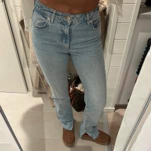 Jeans med slit från zara i så fin blå färg. De sitter bra på mig som är 165cm💕