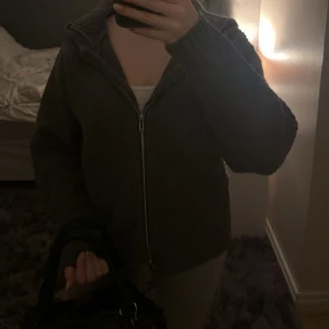Grå stickad ziphoodie - Säljer denna fina tröja perfekt nu till hösten,den är helt som ny men tyvärr så klippte jag bort lappen innan jag han testa den så nu kan jag tyvärr inte lämna tillbaka den💕🍁Nypris 500