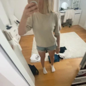 Vero Moda stickad volang t-shirt - Har tecken på användning därav priset❤️Säljer för 70kr den är i storlek XS och är jättefin till vintern