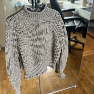 Stickad tröja  - Säljer denna mysiga och hostiga stickade tröja från h&m, är i fint skick och säljs pga ingen användning! 🍂❣️
