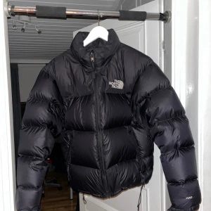 North Face Jacka - Säljer min NF jacka som jag hade förra vintern. inga defekter och är i perfekt skick, perfekt om du vill ha en helt ny jacka utan att betala 3000kr . Storleken är M och passar mig bra som är 181 och väger ca 65 kg.  Går att dra åt jackan för passform