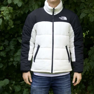 The North Face Jacka -  Riktigt fin northface jacka••skick åtta av tio••• nypris 2745kr••• modellen är 182cm