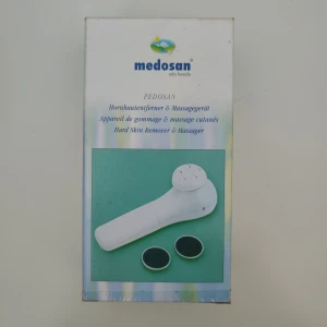 Medosan Pédosan Hornborttagare och Massagerare - Säljer en Medosan Pédosan hornborttagare och massagerare. Den är vit och ergonomiskt utformad för att enkelt ta bort hård hud och ge en skön massage. Perfekt för både händer och fötter. Inkluderar två utbytbara huvuden för olika användningsområden. Perfekt för att hålla huden mjuk och len!