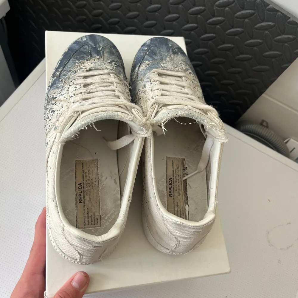 Tjenare! Säljer nu mina Maison margielas i Storlek 43. Jag köpte dem men dem passade inte mig har vanligtvis storlek 44. Skorna är fint skick, nästan inga defekter på skorna. Och enormt sällsynta, därav priset.  Hör av er vid minsta lilla fråga😊. Skor.