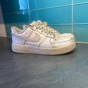 Nike Air force - Nike Air Force Strl 42 1/2 En tvätt på skorna så blir dom finare annars så finns det inga skavanker och dom fungerar fint! OBS! Ingen box tillkommer
