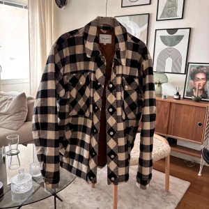 Rutig overshirt från Vailent - Säljer en overshirt från Vailent i storlek S. Den är i färgerna svart och beige. Perfekt för höst och vinter. Pris kan såklart diskuteras. Skriv vid funderingar eller fler bilder. 