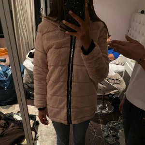 Fluffig jacka - Säljer denna super söta jackan från Karl Lagerfeld KIDS, passar mig som har storlek S skulle även passa M💖ÄKTA nypris 3000kr