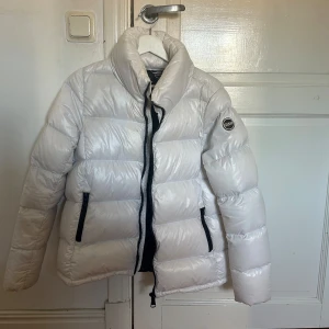 Colmar jacka  - Säljer min fina vinterjacka ifrån Colmar. Köpt förra vintern. Kontakta mig för fler bilder och info🥰