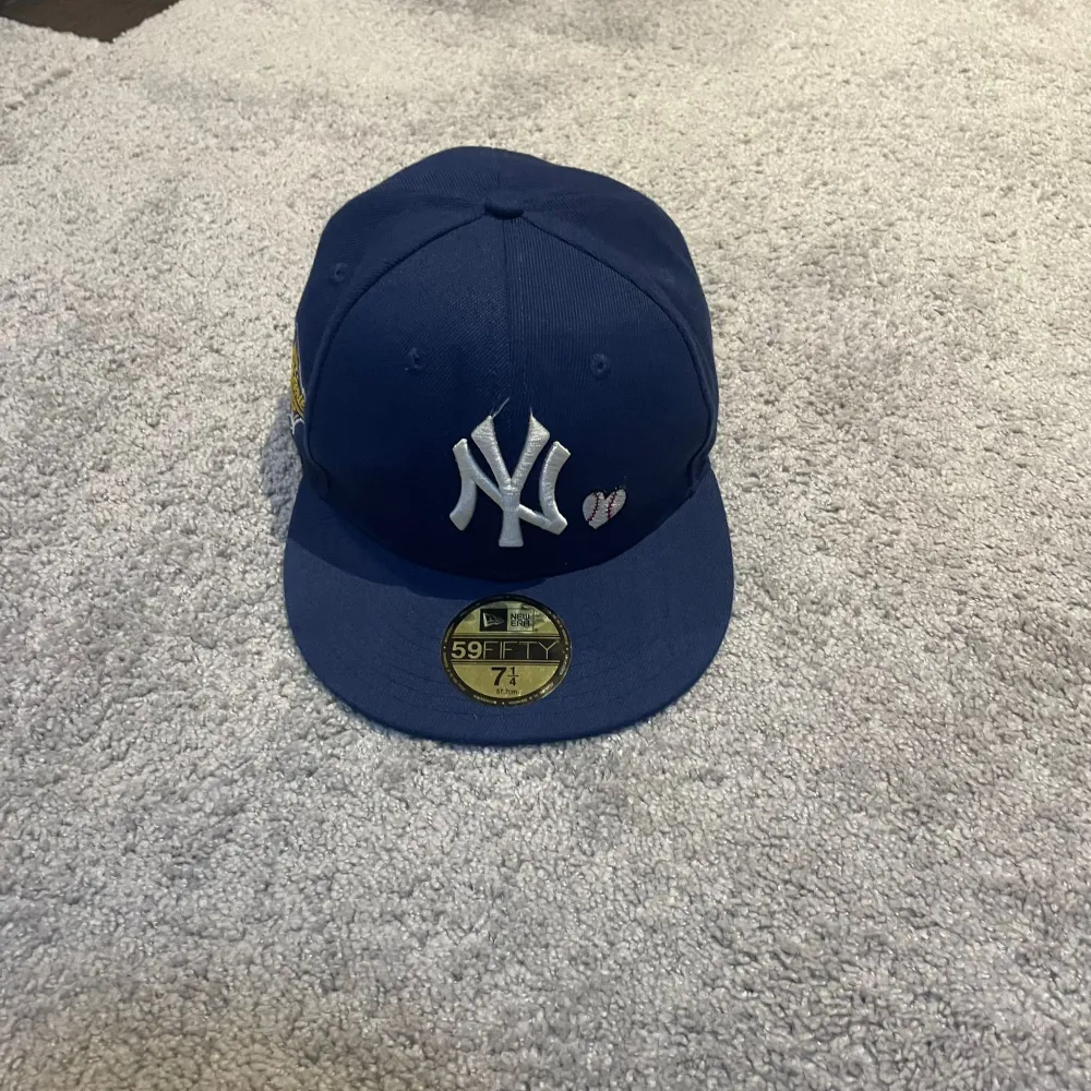 New Era keps knappt använd, skick 9/10, säljer för jätte billigt pris för jag vill bara bli av med den, mer info/bilder kommer i dm, ingen ångerrätt!. Accessoarer.