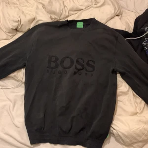 Hugo boss sweatshirt  - Säljer denna Hugo boss sweatshirt i okej skick