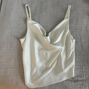 Vitt sidenlinne Zara - Vitt sidenlinne från Zara, asymmetrisk form. Storlek S, nyskick! 💓