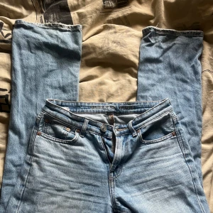 American eagle jeans - Säljer mina american eagle jeans i modellen 90’s bootcut 🩷 köpta på Vinted men bra skick🩷 midjemåttet är 36cm (rakt över)🩷 250kr+ frakt