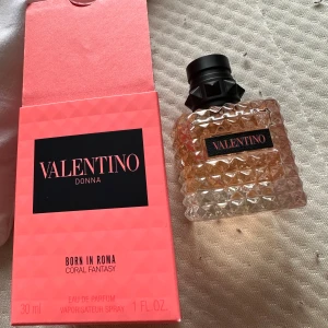 Valentino , Helt ny endast test för lukt , i förpackning  - Ny valentino parfym endast  test för lukt .  I förpackning ,  400kr, finns i Åmål kan skickas   