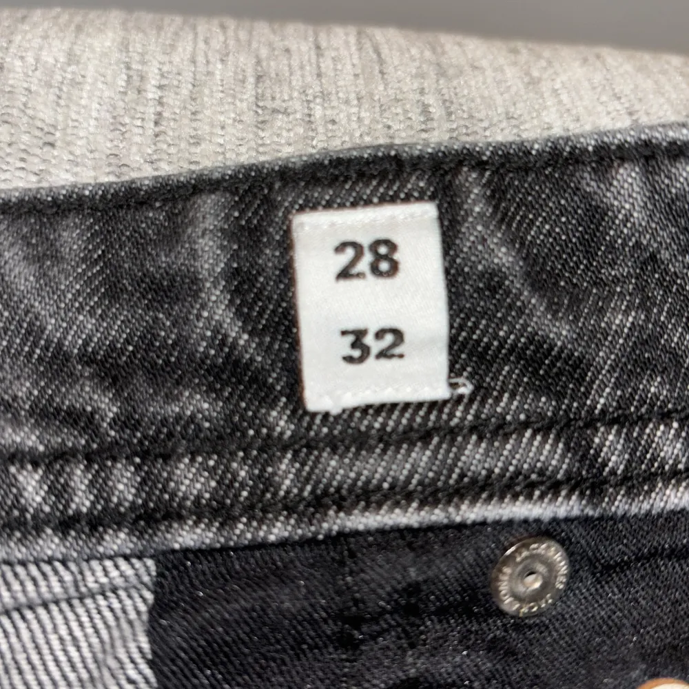 Säljer ett par svarta jeans i storlek 28/32. De har en klassisk femficksdesign och är i bra skick. Perfekta för både vardag och fest!. Jeans & Byxor.