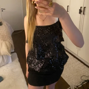 Svart fest topp🖤 - As cool fest topp från hm men som tyvärr inte kommer till andvänding 🖤