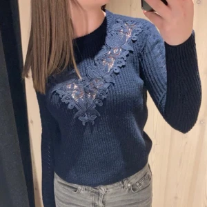 Mörkblå stickad tröja med detaljer - Köpt i Berlin från Only, jätte fint skick🥰