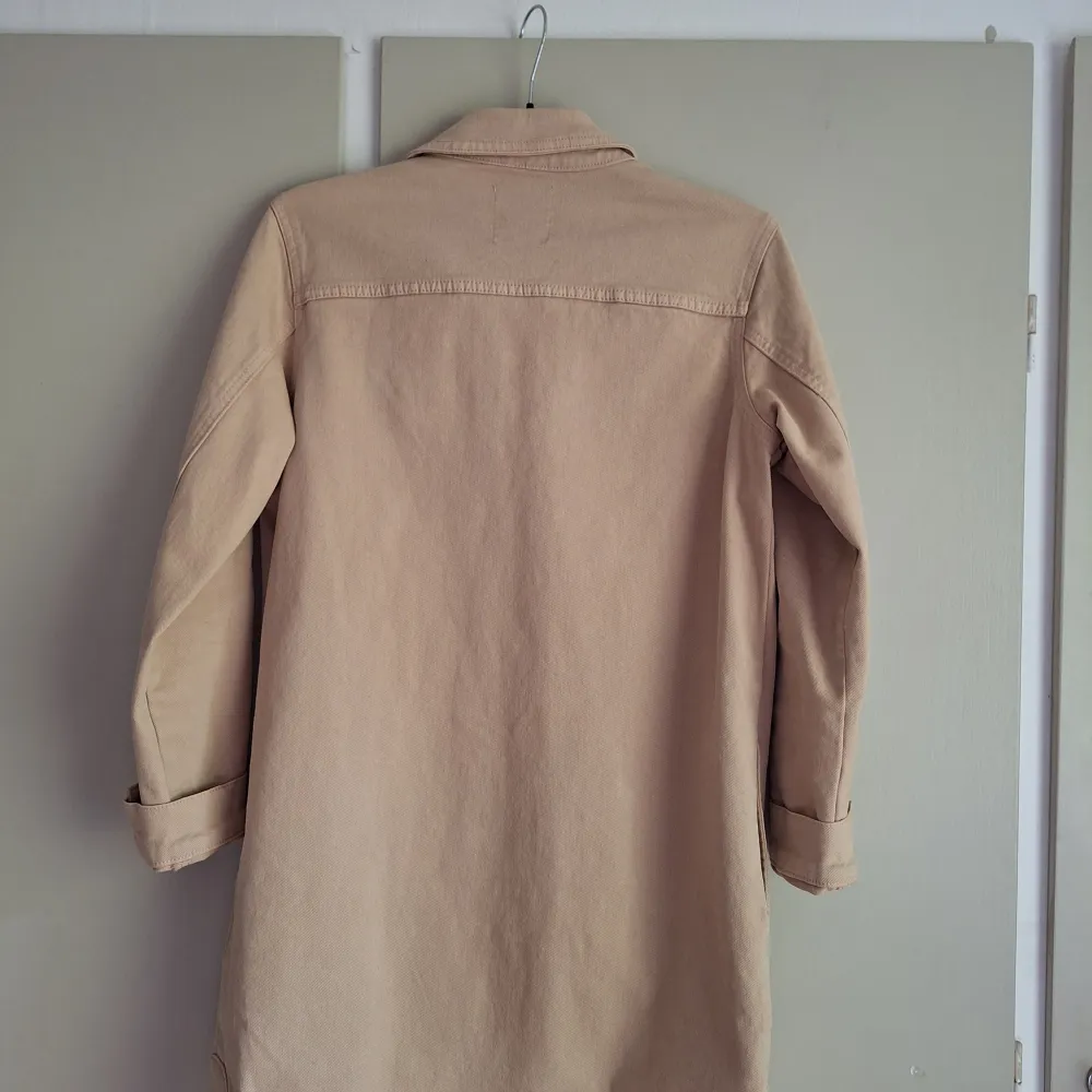 Beige jeansjacka. Nyskick. Nypris 799:-. Klänningar.