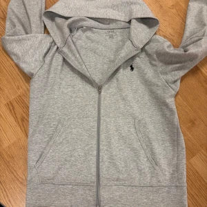 Ralph lauren zip - Ralph lauren zip  Bra skick  Är intresserad i byten så skicka 