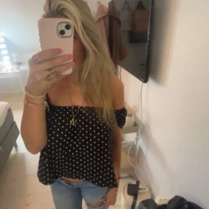 Prickig topp - Jätte gullig prickig topp som man både kan ha som off shoulder och som vanlig topp! Verkligen jätte söt men var tyvärr för liten på mig! Strl L men liten i storleken så passar mer som en XS/S🩷