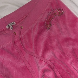 Snygga Juicy Couture mjukis - Köpte de begagnade men har inte använt dom för att dom är för små för mig. Storlek M men dom är mindre i storleken så mer S. 