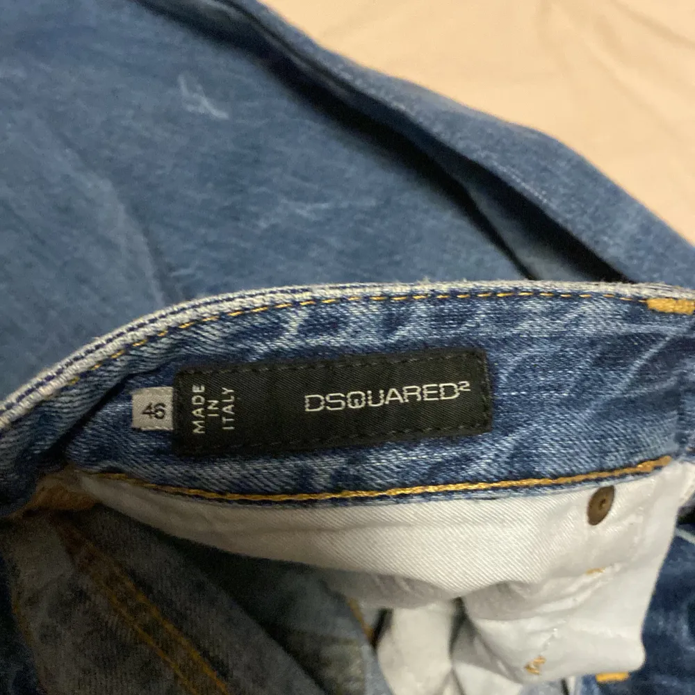 Dsquared2 jeans i fint skick säljer för de är för stora för mig men inga fel på något eller annat. Pris är inte hugget. Jeans & Byxor.