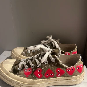 Cdg X Converse - Gröna Comme des garçons X Converse som inte använts på väldigt länge. Storlek 40 utan några defekter förutom lite gulfärgad sula.