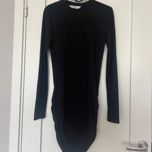 Klänning - Säljer denna klänningen från H&M i storlek 170. Använd 1 gång. Drapering på sidorna. 