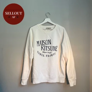 Maison kitsune tröja - Säljer en schysst tröja från maison kitsune i en lite off-white färg. Storlek L men sittet mer likt M Skicka DM vid frågor och funderingar!