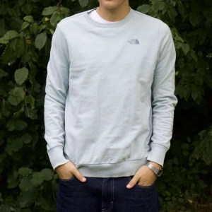 The northface tröja -  Riktigt schysst the North Face tröja i fin ljusblå färg. Modellen är 182 cm / skick nio av tio