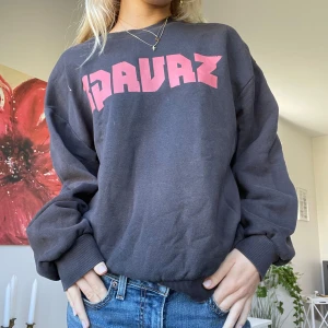 Black Sweater with print - Säljer denna svarta tjocktröjan med rött tryck på, köpt från GinaTricot i storlek S!💞