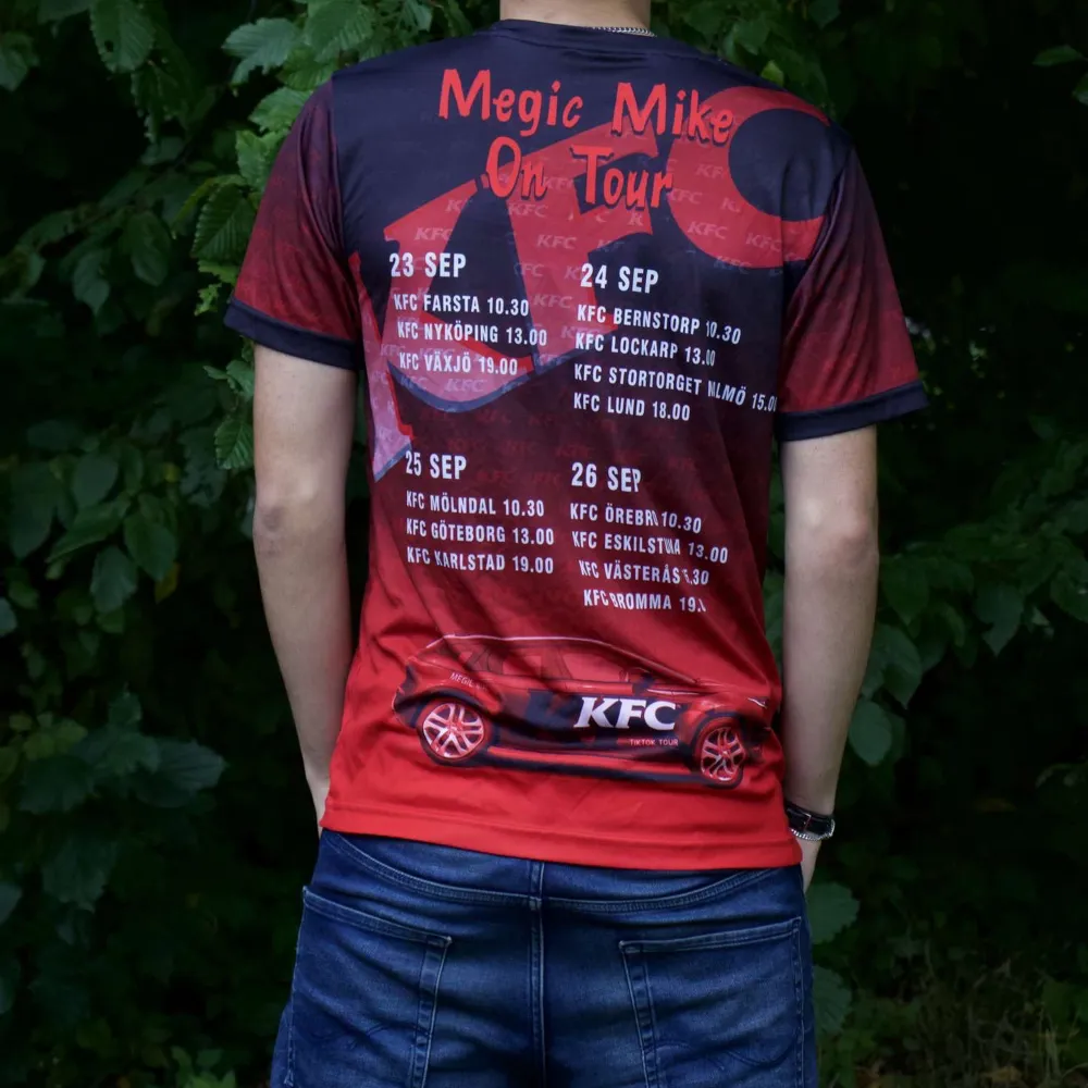 Megic Mike TikTok collab KFC!! Medium. Modellen är 182. T-shirts.