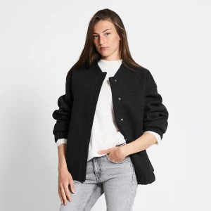 Snygg höstjacka - Jätte snygg basic ullig bomberjacka! Använd 2 gången så den är i nyskick. Säljer pga att jag har för många jackor…  Mysig och perfekt nu till hösten.❤️pris kan diskuteras, köpare står alltid för frakt.