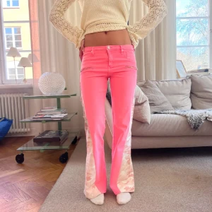 Rosa jeans - Snygga unika jeans som jag köpte här på Plick men kommer tyvärr inte till användning! (Bilder från förra säljaren) Jag är 168cm. MIDJEMATT:79cm INNERBENSLÄNGDEN: 79cm