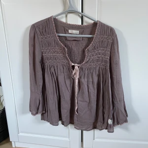 Odd Molly blus - Jättefin blus från odmolly Färgen är lite rosa/lila fast ganska nertonad
