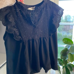 Blus  - Fin gullig blus från mango💗 knappt använd