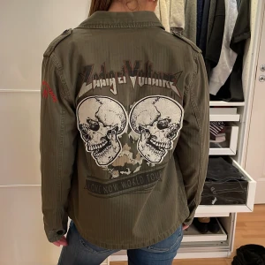 Zadig jacka - En superfin jacka från Zadig & Voltaire med coolt tryck!💓💓