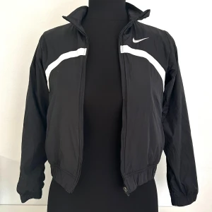 NIKE-JACKA - Jättefin och tunn Nike-vindjacka som passar perfekt till fotbollsträningen!🖤🤍 Juniorstorlek M🤗