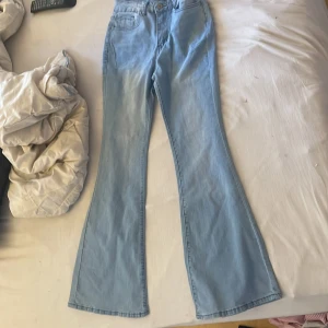 Ljus blå Byxor/jeans  - Fina Nya jeans som är utsvängda vid benen.  Lite  stora för mig därför väljer jag att sälja dem. Testat dem 1 gång. 
