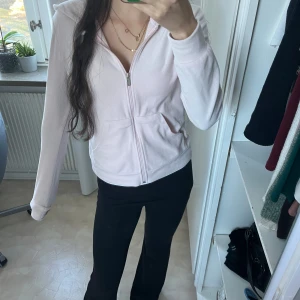 Ljusrosa hoodie med dragkedja - Säljer en supermjuk och bekväm ljusrosa hoodie med dragkedja framtill. Den har en praktisk huva och fickor på magen, perfekt för kyliga dagar. Passar både till vardags och mysiga hemmakvällar. 💖