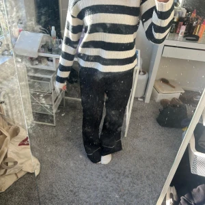 Randig stickad tröja från Monki - Säljer en superfin randig tröja från Monki i storlek XS. Den är stickad och har ett klassiskt blå och vitt mönster. Perfekt för höst och vinter med sina långa ärmar och mysiga material. Passar både till vardags och lite mer avslappnade tillfällen. 