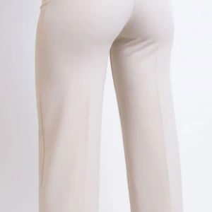 Zara beige kostymbyxor  - Ett par beige kostymbyxor från Zara. Med lite bootcut/vida ner till. Jätte fin form på de! Knappt använda🤎