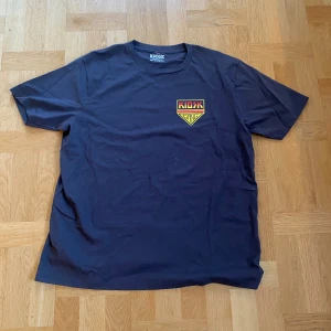 Kiosk skateshop  - Hej 👋 säljer en kiosk skateshop t-shirt. Helt ny jag van den på en skejt tävling men den är inte min storlek. 100kr men pris kan diskuteras😁👌🏼