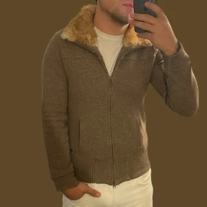 woolrich cardigan  - Säljer denna riktigt unika feta cardigan i från märket woolrich perfekt för dig som söker något unikt nu till vintern. Ny pris runt 6k Vid frågor och funderingar skriv 💬 