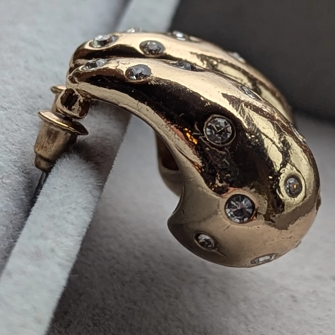 Guldörhängen med glittriga stenar - 91